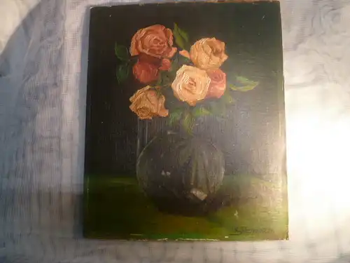 Hans Puchnar akademischer Maler des xix- xx Jhdt , bekannt für seine sehr detaillierten Rosenstilleben !"Rosenstrauß in einer Glasvase auf einem Tisch "