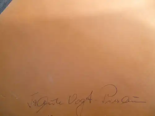 Traute Vogt - Pierau geb 1929 - ? lebt unter anderem auch in Pforzheim  Emaile auf Kupfer  " Blumenmädchen"  oder " Blumenstilleben auf dem Tischsigniert und 1982 datiert