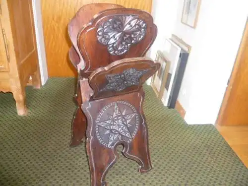 Tramptechnik Kerbschnitzerei wohl ein Zeitungsständer Schwarzwald oder Schweiz Brun um 1880 -1900 französisches Nußbaum massiv