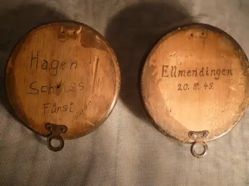 Keiler Wildschwein Stoßzähne erlegt in Ellmenduingen u Niefern Hagenschieeß im Jahre 1949 auf schwarz polierter Nußbaumplatte  Durchmesser 12 