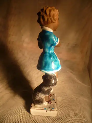 "Mädchen mit einem blauen Sonntagskleid im Arm ein Entenküken am linken Bein ein Katze oder Ihr Hündchen " Ka Mayolika von Lore Friedrich Gronau 1905 - 2002