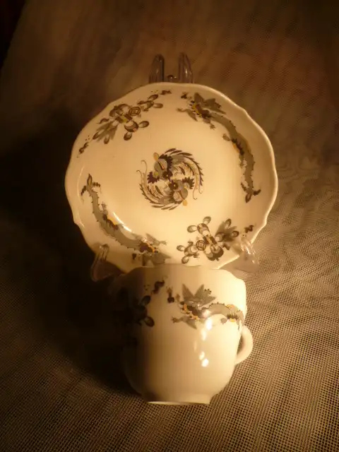 Meissen Deckeldose reicher Drache Schwarz mit Feuerflamme 1 Wahl Deckeldose -/ Schmuckdose Durchmesser 8 cm Höhe:5,5 cm 1.Wahl NEUWERTIG. in den 1970 Jahren gekauft! Zustand : NEUWERTIG in 1.Wahl. 0