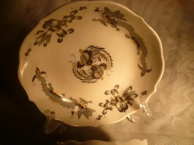 Meissen Deckeldose reicher Drache Schwarz mit Feuerflamme 1 Wahl Deckeldose -/ Schmuckdose Durchmesser 8 cm Höhe:5,5 cm 1.Wahl NEUWERTIG. in den 1970 Jahren gekauft! Zustand : NEUWERTIG in 1.Wahl. 1