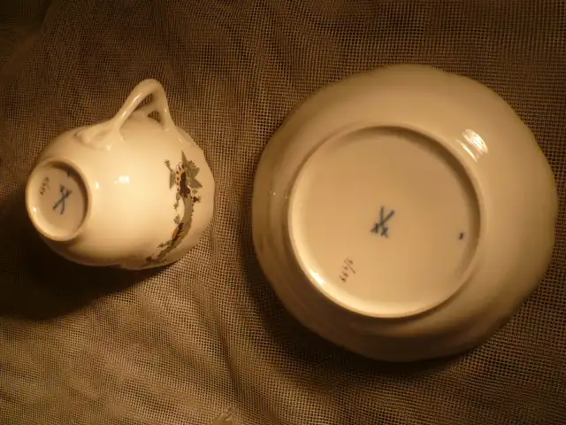 Meissen Deckeldose reicher Drache Schwarz mit Feuerflamme 1 Wahl Deckeldose -/ Schmuckdose Durchmesser 8 cm Höhe:5,5 cm 1.Wahl NEUWERTIG. in den 1970 Jahren gekauft! Zustand : NEUWERTIG in 1.Wahl. 3