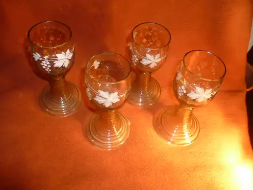 Theresienhütte Weisswein Gläser Set 4 Stück handbemalt mit Weinrebendekor in Form mundgeblasen