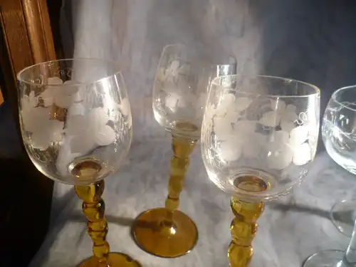 Set 3 Stück langstielige elegante Gläser, Amber Glas Bernstein handgerfertigt, geschnitten Kristallglas,,Theresienthal Schliff im Weinrebenschliff Dekor gedrehter Bernstein Amber Glas Fuß