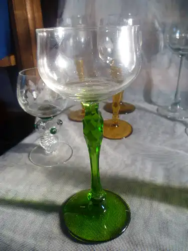 Elegantes schlankes Jugendstil Weinglas hoher schlanker grüner in Facettenschliff  geschliffener Stil !! aus der Vitrine H: 14,5 cm 