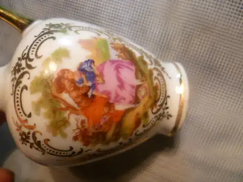 Verlobung oder Brautgeschenk hier:. Limoges Model Vase " Fragonard " gemarkt  H: 9,5cm Vitrine 50Ära