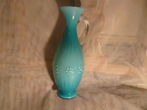 Viktorianische Blaue Opaline  Milchglas Vase mit Coraline Antik Henkel  C.1900 mit griechischer Blütendekoration