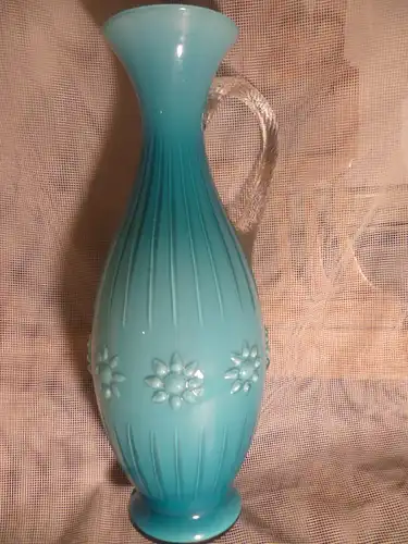 Viktorianische Blaue Opaline  Milchglas Vase mit Coraline Antik Henkel  C.1900 mit griechischer Blütendekoration