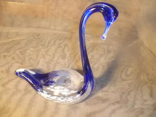 Schwan Briefbeschwerer Blauglas mit weißen Einschmeltzungen60Ära ein Hingucker Masse: H 14 cm