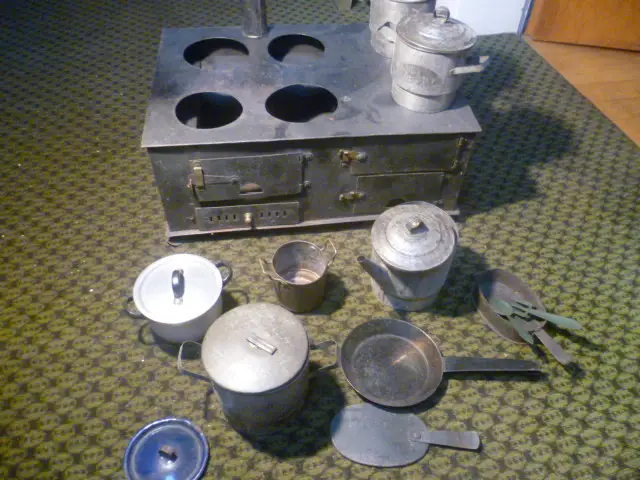 SCHÖNER ALTER, JUGENDSTIL PUPPENHERD/KINDERHERD ODER FÜR GROßE PUPPENSTUBEN/PUPPENKÜCHE ODER EINZELSTÜCK/DEKO 0