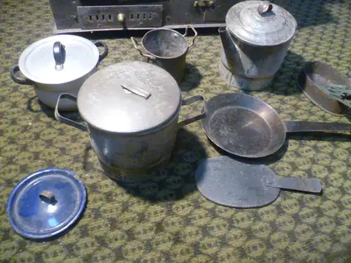 SCHÖNER ALTER, JUGENDSTIL PUPPENHERD/KINDERHERD ODER FÜR GROßE PUPPENSTUBEN/PUPPENKÜCHE ODER EINZELSTÜCK/DEKO