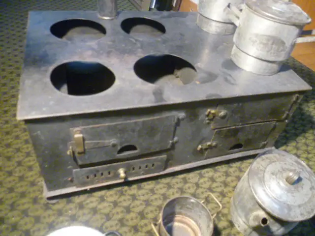 SCHÖNER ALTER, JUGENDSTIL PUPPENHERD/KINDERHERD ODER FÜR GROßE PUPPENSTUBEN/PUPPENKÜCHE ODER EINZELSTÜCK/DEKO 3