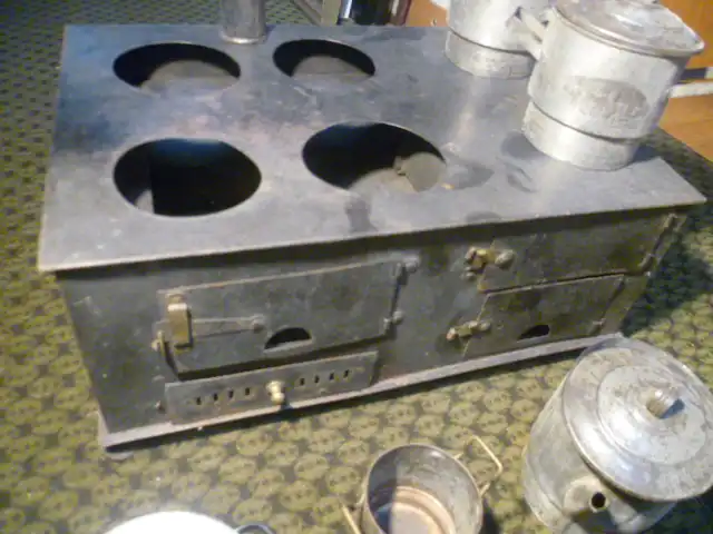 SCHÖNER ALTER, JUGENDSTIL PUPPENHERD/KINDERHERD ODER FÜR GROßE PUPPENSTUBEN/PUPPENKÜCHE ODER EINZELSTÜCK/DEKO 3