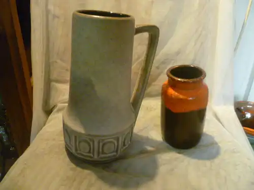 Hersteller: Scheurich Henkelvase 411 25 Stil: Vintage Design Epoche: 1960 bis 1969 Farbe: Braun gräulich Maße: Höhe: 25