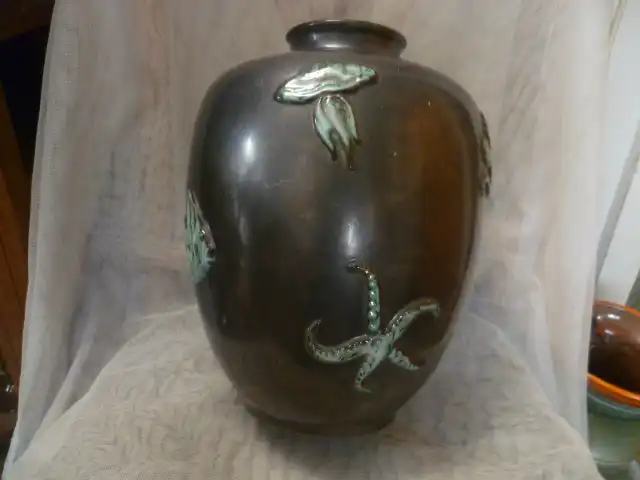 Karlsruher Majolika Nr.5680 Auflagen Dekor Vase Seetiere Art Deko 1920-30 Designer : Josef Hillerbrand ? H: 31 cm aus der Vitrine  ein Hingucker ! 0