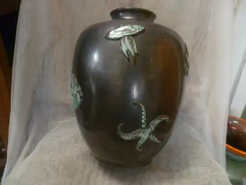 Karlsruher Majolika Nr.5680 Auflagen Dekor Vase Seetiere Art Deko 1920-30 Designer : Josef Hillerbrand ? H: 31 cm aus der Vitrine  ein Hingucker !