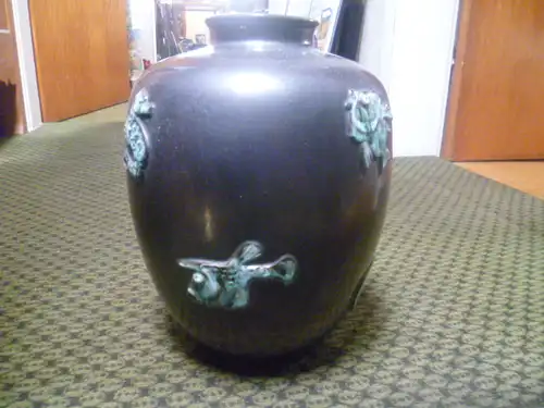 Karlsruher Majolika Nr.5680 Auflagen Dekor Vase Seetiere Art Deko 1920-30 Designer : Josef Hillerbrand ? H: 31 cm aus der Vitrine  ein Hingucker !