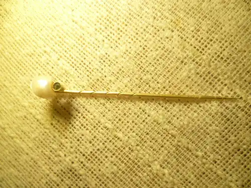 Anlage: Gold 585 ( Säuretest) Nadel besetzt mit 1Saphir und 1Akoja Perle 1930 H ; 5cm 
