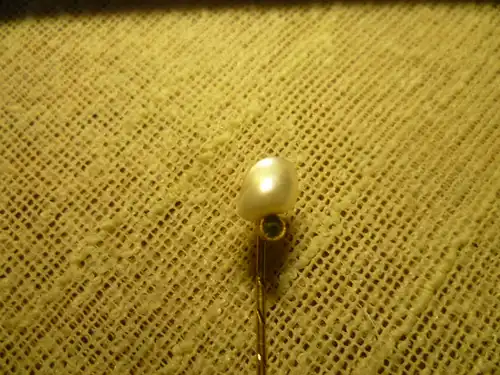Anlage: Gold 585 ( Säuretest) Nadel besetzt mit 1Saphir und 1Akoja Perle 1930 H ; 5cm 