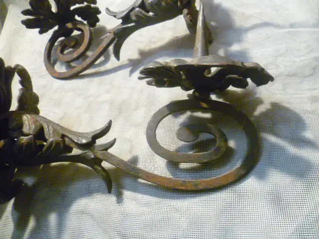 2 Stück geschmiedete Kerzen Wandhalter Mitte 19 Jhd ca 1840-60 zum in 1 Mauerwerk einmauern  3