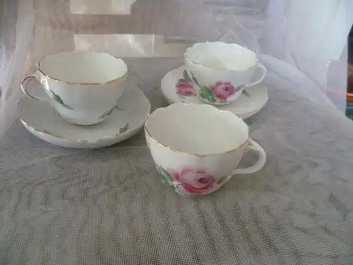 Meissen Konvolut bestehen aus 3 Tassen und 2 Untertassen Ein Vintage (1947-1973) Meissen klein zum Demitasse Porzellan Teetasse und Unterteller Set, mit handbemalten Rosenstreuen