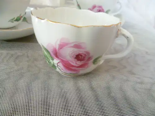 Meissen Konvolut bestehen aus 3 Tassen und 2 Untertassen Ein Vintage (1947-1973) Meissen klein zum Demitasse Porzellan Teetasse und Unterteller Set, mit handbemalten Rosenstreuen