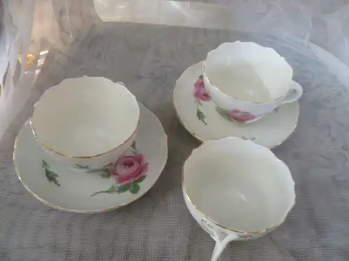 Meissen Konvolut bestehen aus 3 Tassen und 2 Untertassen Ein Vintage (1947-1973) Meissen klein zum Demitasse Porzellan Teetasse und Unterteller Set, mit handbemalten Rosenstreuen