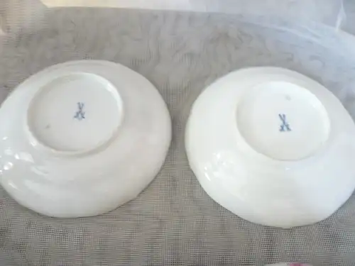 Meissen Konvolut bestehen aus 3 Tassen und 2 Untertassen Ein Vintage (1947-1973) Meissen klein zum Demitasse Porzellan Teetasse und Unterteller Set, mit handbemalten Rosenstreuen