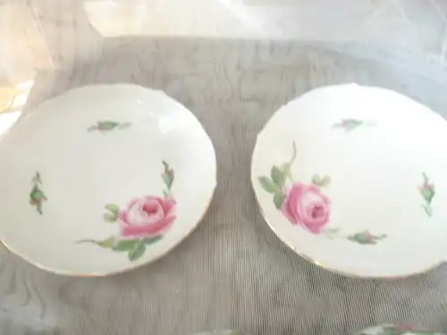 Meissen Konvolut bestehen aus 3 Tassen und 2 Untertassen Ein Vintage (1947-1973) Meissen klein zum Demitasse Porzellan Teetasse und Unterteller Set, mit handbemalten Rosenstreuen