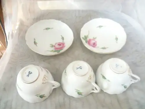 Meissen Konvolut bestehen aus 3 Tassen und 2 Untertassen Ein Vintage (1947-1973) Meissen klein zum Demitasse Porzellan Teetasse und Unterteller Set, mit handbemalten Rosenstreuen