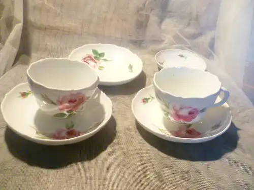 Meissen Konvolut bestehen aus 2 Tassen und 3 Untertassen 1 kleine Schale Ein Vintage (1947-1973) Meissen klein zum Demitasse Porzellan Teetasse und Unterteller Set, mit handbemalten Rosenstreuen