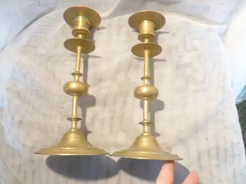 Ein seltenes Paar Tisch Kerzenständer Italien um 1800 museal Messing Bronze sehr guter originaler Erhaltungszustand 