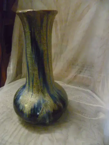 Grün blaue schwarze Schlickerlasur  Studio Keramik Vase  signiert S die  Höhe: 34 cm