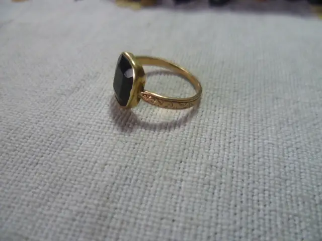 Gold 585 Ring Biedermeier um 1840-60 wohl Orient Wiener Gravur  besetzt mit 1 Spinell oder Turmalin  1