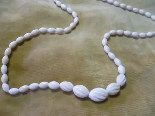 Art Deko ca 1920-30 feine Halskette 0vale perlen teilweise Schnitztechnik in der Art Muscheln Blüten 