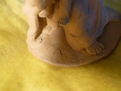 Bildhauer Terracotta Figur Mutter mit Ihren Kindern signiert mit T A Art Deko aus den 1950 Jahren aus der Vitrine