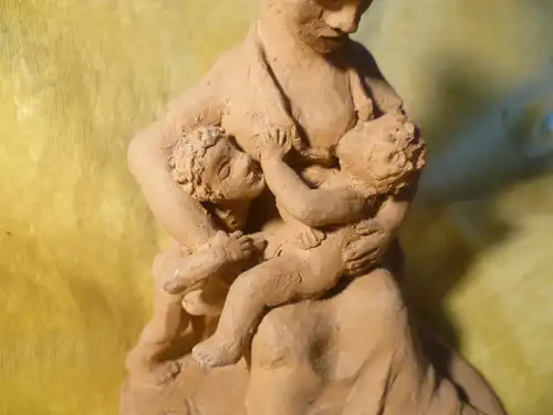 Bildhauer Terracotta Figur Mutter mit Ihren Kindern signiert mit T A Art Deko aus den 1950 Jahren aus der Vitrine