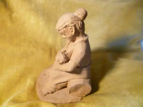 Bildhauer Terracotta Figur Mutter mit Ihren Kindern signiert mit T A Art Deko aus den 1950 Jahren aus der Vitrine