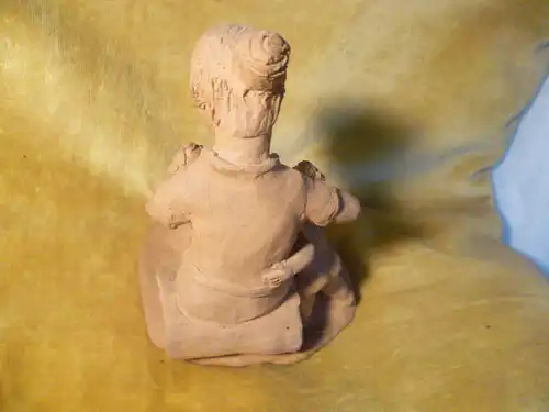 Bildhauer Terracotta Figur Mutter mit Ihren Kindern signiert mit T A Art Deko aus den 1950 Jahren aus der Vitrine