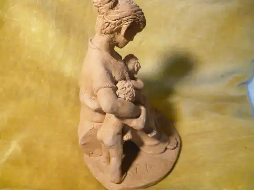 Bildhauer Terracotta Figur Mutter mit Ihren Kindern signiert mit T A Art Deko aus den 1950 Jahren aus der Vitrine
