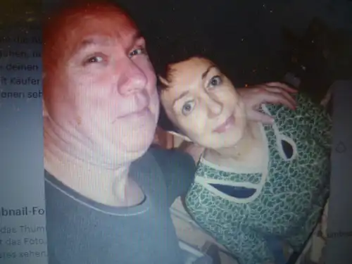 Bildhauer Terracotta Figur Mutter mit Ihren Kindern signiert mit T A Art Deko aus den 1950 Jahren aus der Vitrine