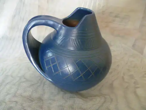 Wilko Korntheuer Studio Keramik Stahlblau Ritzdekor Vintage 80 Ära breit auslaufender Henkel  Ritz Signatur am Boden 
