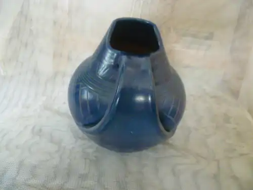 Wilko Korntheuer Studio Keramik Stahlblau Ritzdekor Vintage 80 Ära breit auslaufender Henkel  Ritz Signatur am Boden 