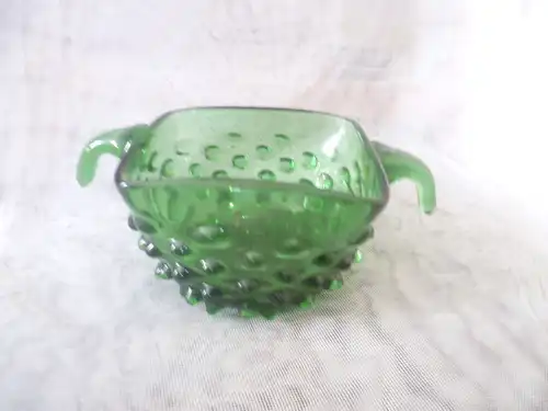 Imposantes ausgefallenes sehr seltene grüne Glas Kunst Objekt in Form eines Murano Netria Etrusca Empoli Verde Glas Henkelschale mit Noppen 