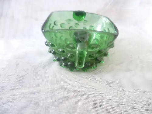 Imposantes ausgefallenes sehr seltene grüne Glas Kunst Objekt in Form eines Murano Netria Etrusca Empoli Verde Glas Henkelschale mit Noppen 