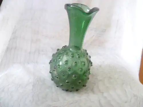 Imposantes ausgefallenes sehr seltene grüne Glas Kunst Objekt in Form eines Murano Netria Etrusca Empoli Verde Glas Vase mit Noppen 