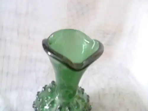 Imposantes ausgefallenes sehr seltene grüne Glas Kunst Objekt in Form eines Murano Netria Etrusca Empoli Verde Glas Vase mit Noppen 
