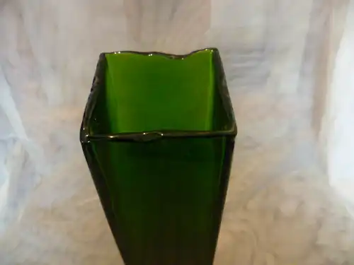 Schöne antike österreichische Kunstglasvase von Loetz. Die Vase hat satte smaragdgrüne  Farben   Blockvase Abriss am Boden  Designer